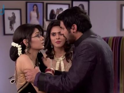 Kumkum Bhagya: Abhi Accuses Pragya For Purab's Escape!