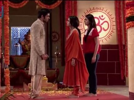 Kumkum Bhagya: Abhi Catches Pragya With Purab And Bulbul