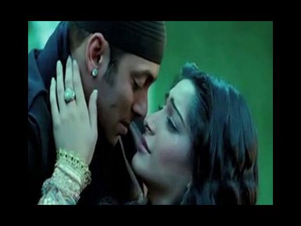 Sonam Kapoor Feels 'Weird' To Romance Salman Khan!