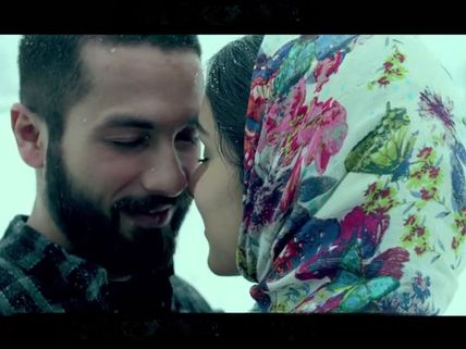 Watch Song: Shahid-Shraddha Sizzle In 'Khul Kabhi Toh 'Haider Song