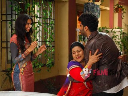 Deepika Padukone And Arjun Kapoor Finding Fanny On Yeh Hai Mohabbatein Sets!