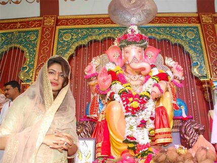 See Pics: Priyanka Chopra And Darshan Kumar Offer Prayers