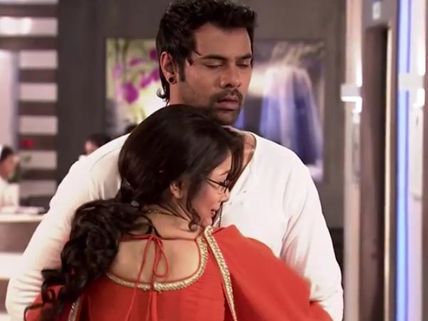 Kumkum Bhagya: Abhi Saves Sarala’s Life, Pragya Thankful!