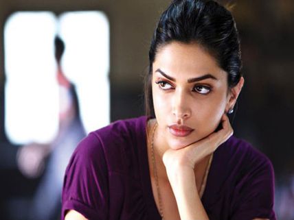 Deepika Padukone Cleavage News: Daily Raises New Argument