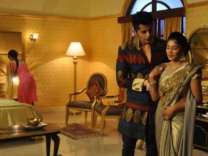 Qubool Hai: Tanveer Warns Ahil About Sanam