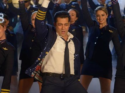 Bigg Boss 8 Premier: Salman Khan Introduced 12 Of 15 Contestants!