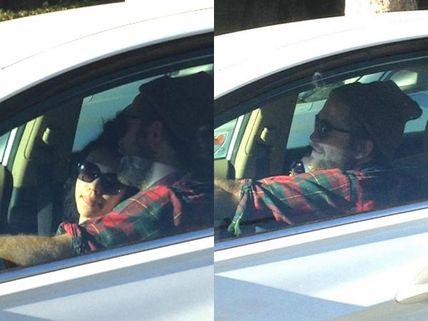 OMG! Robert Pattinson & FKA Twigs Show PDA, Confirms Rumours?