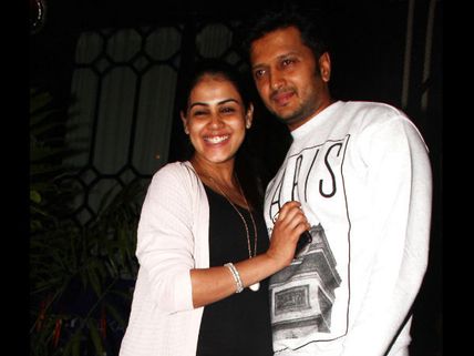 PICS: Pregnant Genelia Goes On A Dinner Date With Riteish