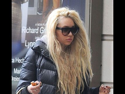 Amanda Bynes Acting Bizzare On Streets Of New York