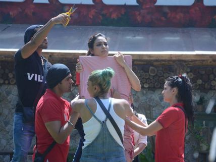 Bigg Boss 8: Heroes Vs Villains Day 2 Turns Violent, Sonali Packs Bags! (Photos)