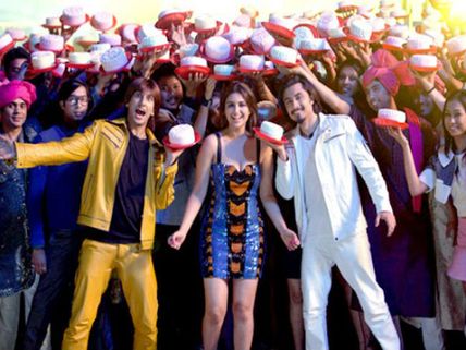 Omg! ​Ranveer Singh Takes Off Pants During 'Happy Budday' ​Song