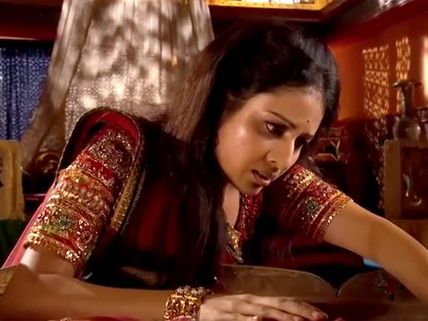 Jodha Akbar: Zeenat Kills Prince Hussain And Hurries To Leave Agra
