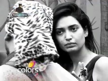 Bigg Boss 8's Captain, Ali Mirza, To Punish Karishma Tanna! 