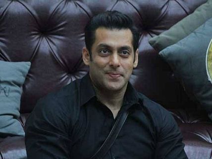 Bigg Boss 8: Gauhar, Sargun And Salman Make Weekend Extra Special!