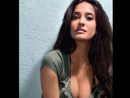 Lisa Haydon Refutes Rumour Of Link-Up With Varun Dhawan