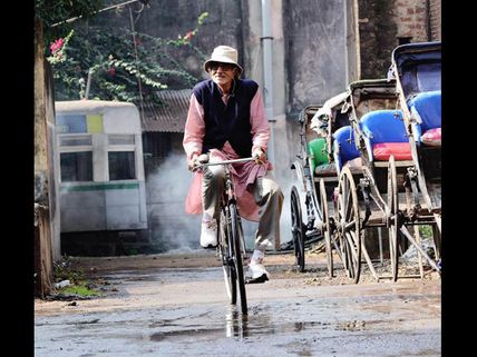 Joyful Amitabh Bachchan Cycling Through City Of Joy (Pics)