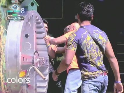 Bigg Boss 8's Puneet Issar Eliminated For Physical Attack On Arya Babbar!