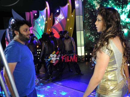 Isha Koppikar Dances For Looti