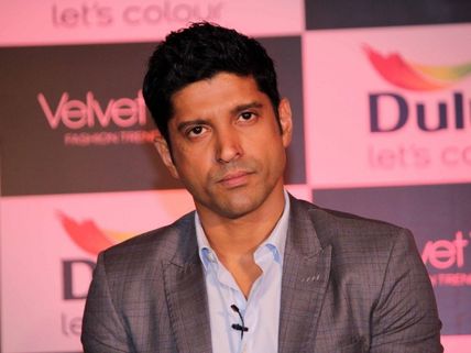 Farhan Akhtar Condemns The 'Moron' Who Slapped Gauhar Khan! 