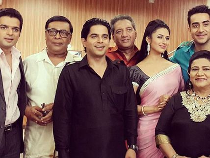 Yeh Hai Mohabbetain: Iyers And Bhallas Cheered Up For Family Photo Shoot