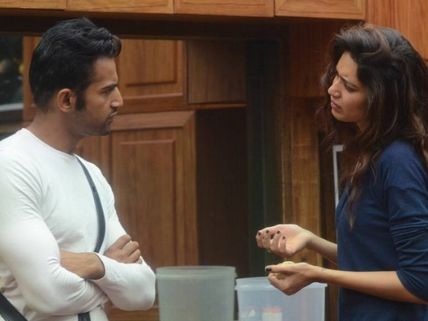 Bigg Boss 8's Upen Patel Gets Possessive Of Karishma Tanna! 