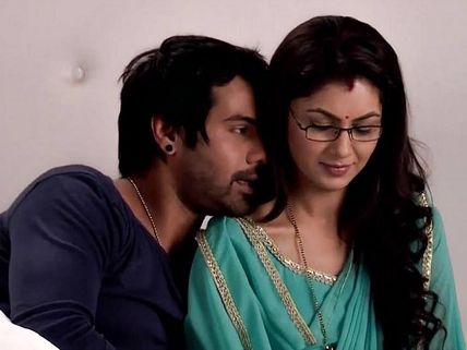 Kumkum Bhagya: Abhi Hugs Pragya In Public!