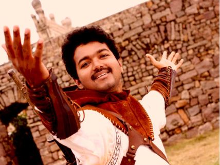 OMG! Ilayathalapathy Vijay Gives Away 265 Gold Coins!