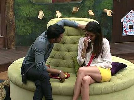 Bigg Boss 8: Karishma Tanna Breaks Down After Called An Opportunist By Dimpy Mahajan! 