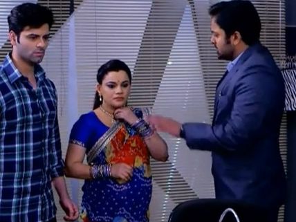 Diya Aur Baati Hum: Ankur Brainwashes Meenakshi, Vikram; To Take Advantage Of Bhabho’s Health?