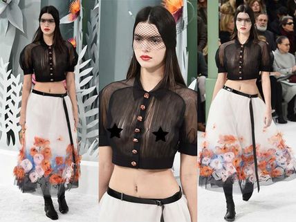 Kendall Jenner Goes Braless At Paris Fashion Week Ramp!