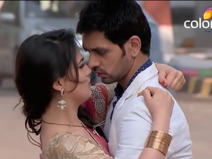 Meri Aashiqui Tum Se Hi: Ranveer Saves Ishaani’s Life; Sharman Sees Ritika With RV!