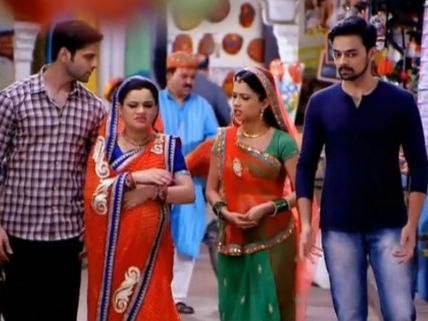 Spoiler: Diya Aur Baati Hum - Bhabho Divides House; Teaches Meenakshi, Emily A Lesson?