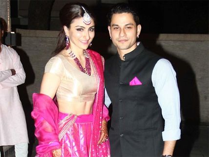 Valentine's Day Special: Bollywood Couples Celebrating First Valentine's Day!