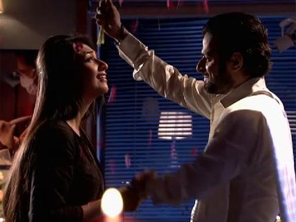 Yeh Hai Mohabbatein: Raman, Ishita's 1st Wedding Anniversary Amidst Roses, Romance! 