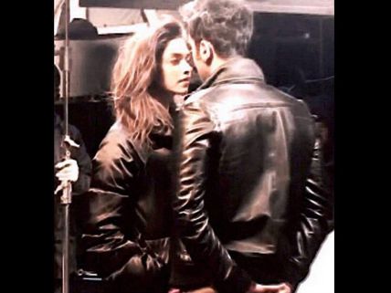 Leaked Pic: Ranbir Kapoor-Deepika Padukone's Romantic Moment