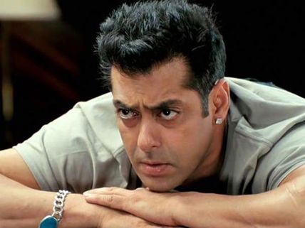 Salman Khan Gets Punched By A Girl In Prem Ratan Dhan Payo