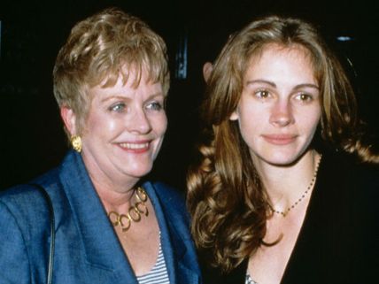 Julia Roberts' Mother Dies, Might Miss Oscars This Year