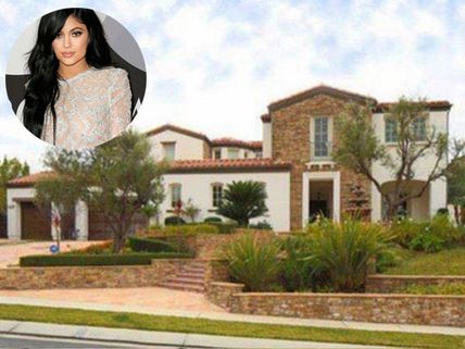 At The Age Of 17, Kylie Jenner Buys A $2.7M Mansion!