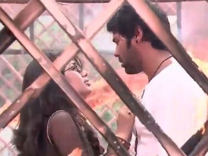 Kumkum Bhagya: Abhi Saves Pragya And Himself Like A Hero