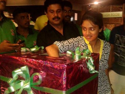 Meenakshi Dileep Visits 'Dhe Puttu'