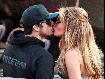 Jennifer Lopez & Casper Smart Confirm Dating With A Kiss!