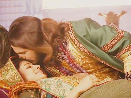 Akbar's Love Brings Jodha Back To Life In Jodha Akbar! 