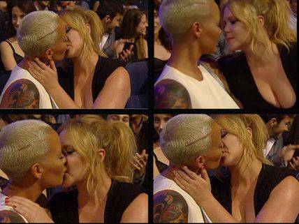 What!! Amber Rose & Amy Schumer Make Out At MTV Movie Awards 2015