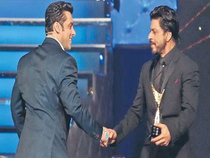 OMG! Shahrukh Khan Hands Over His Award To Salman Khan (Clip)