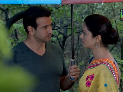 Itna Karo Na Mujhe Pyaar: Ragini Asks Neil To Leave India And Her!