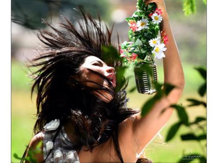 PHOTOS: Shruti Haasan Clicked By Thala Ajith In Italy!