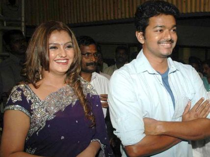 OMG! Glamorous Actress Sona Wants To Play Ilayathalapathy Vijay's On-Screen Mother