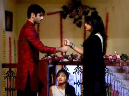 Swaragini: Sanskar Saves Swara From Mohini; Ragini's 'Do Or Die' Situation!