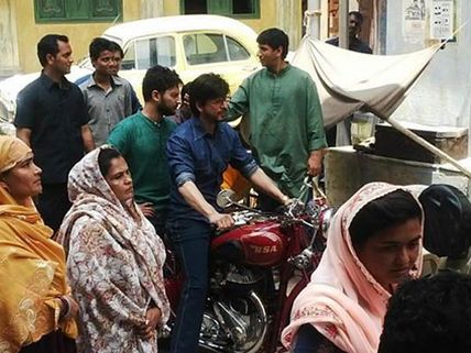Raees New Pics : Shahrukh Khan's Hot Look Will Leave You Gasping For Breath!