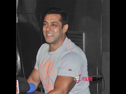 Salman Khan Denies Change In Sultan's Release, is Ready For Raees Clash